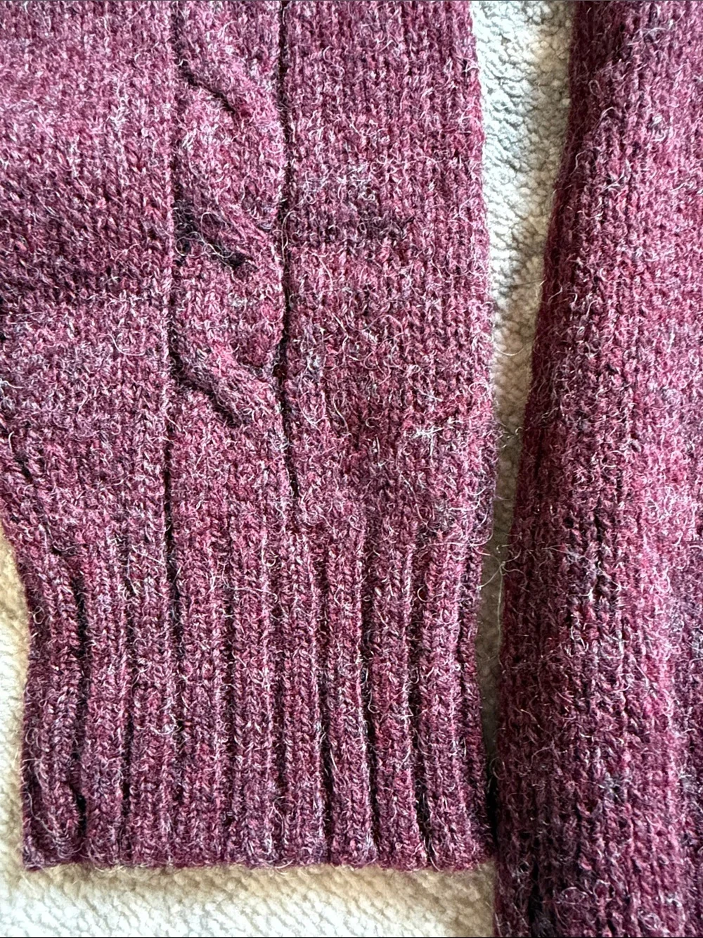 Men's Cable-Knit V-Neck Sweater - Burgundy New wool